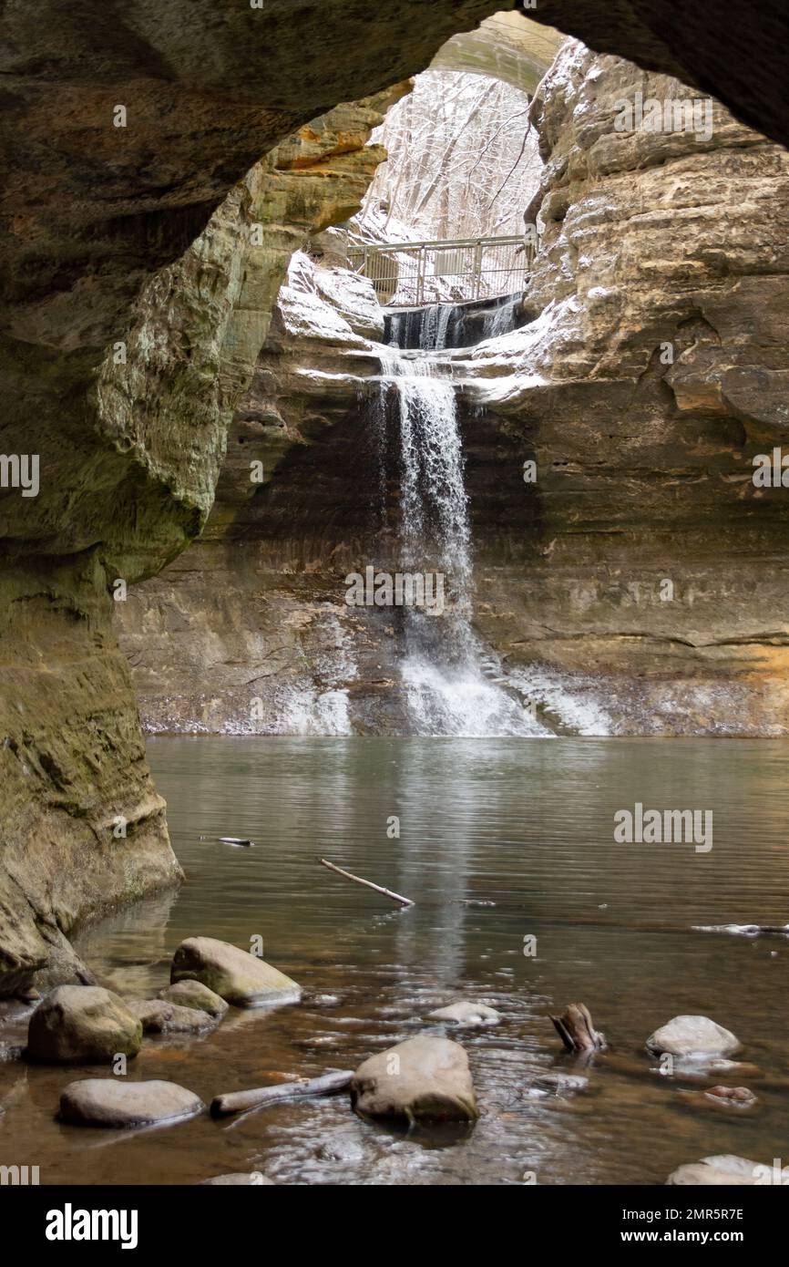 Chute de neige lors d'une randonnée d'hiver dans la région des Lower Dells du parc national de Matthiessen. Oglesby, Illinois, États-Unis. Banque D'Images
