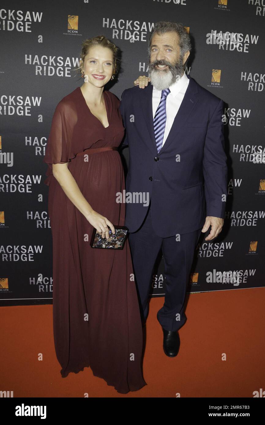 Hugo Weaving et Teresa Palmer à la première australienne de Hacksaw Ridge à Sydney, en Australie. 16th octobre 2016. Banque D'Images