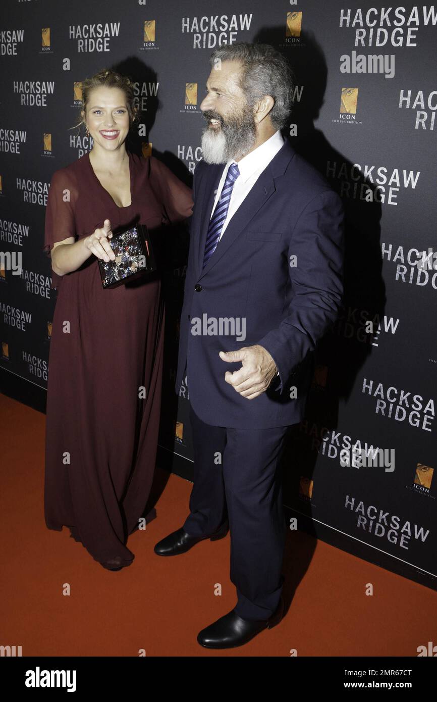 Hugo Weaving et Teresa Palmer à la première australienne de Hacksaw Ridge à Sydney, en Australie. 16th octobre 2016. Banque D'Images