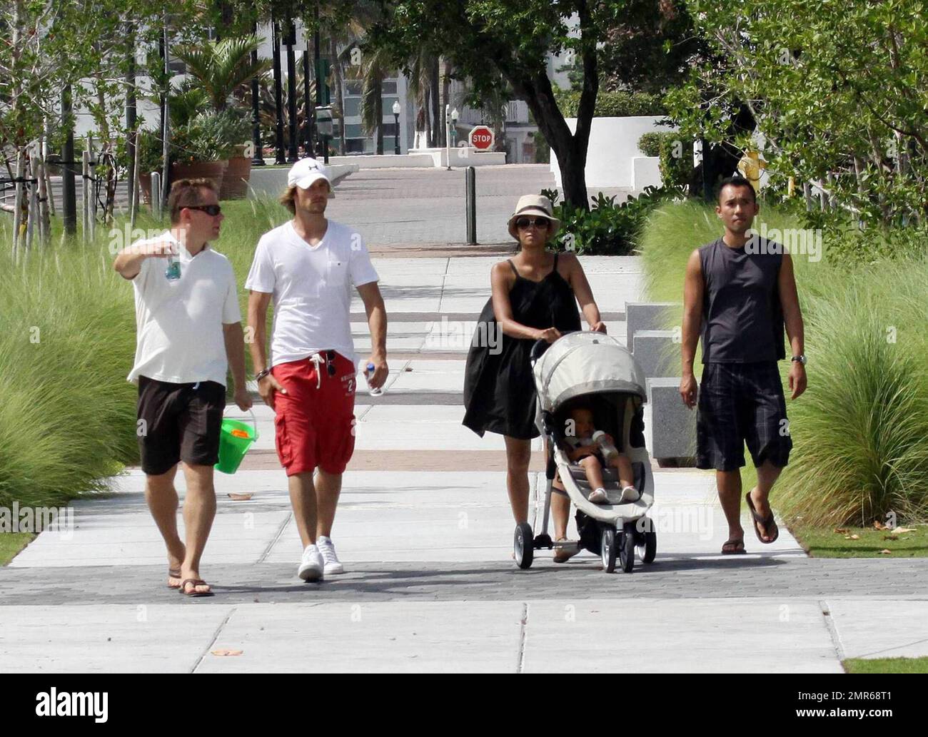 EXCLUSIF !! Halle Berry, Gabriel Aubry et sa fille Nahla se promènent l'après-midi au bord de l'eau à Government Cut à Miami. La famille était accompagnée d'amis qui leur montraient les sites de South Beach. Aubry, un papa qui a des mains, a pris le contrôle des tâches de poussette à un moment donné et a semblé montrer sa technique aux pals. Miami, FL, 7/7/09. Banque D'Images