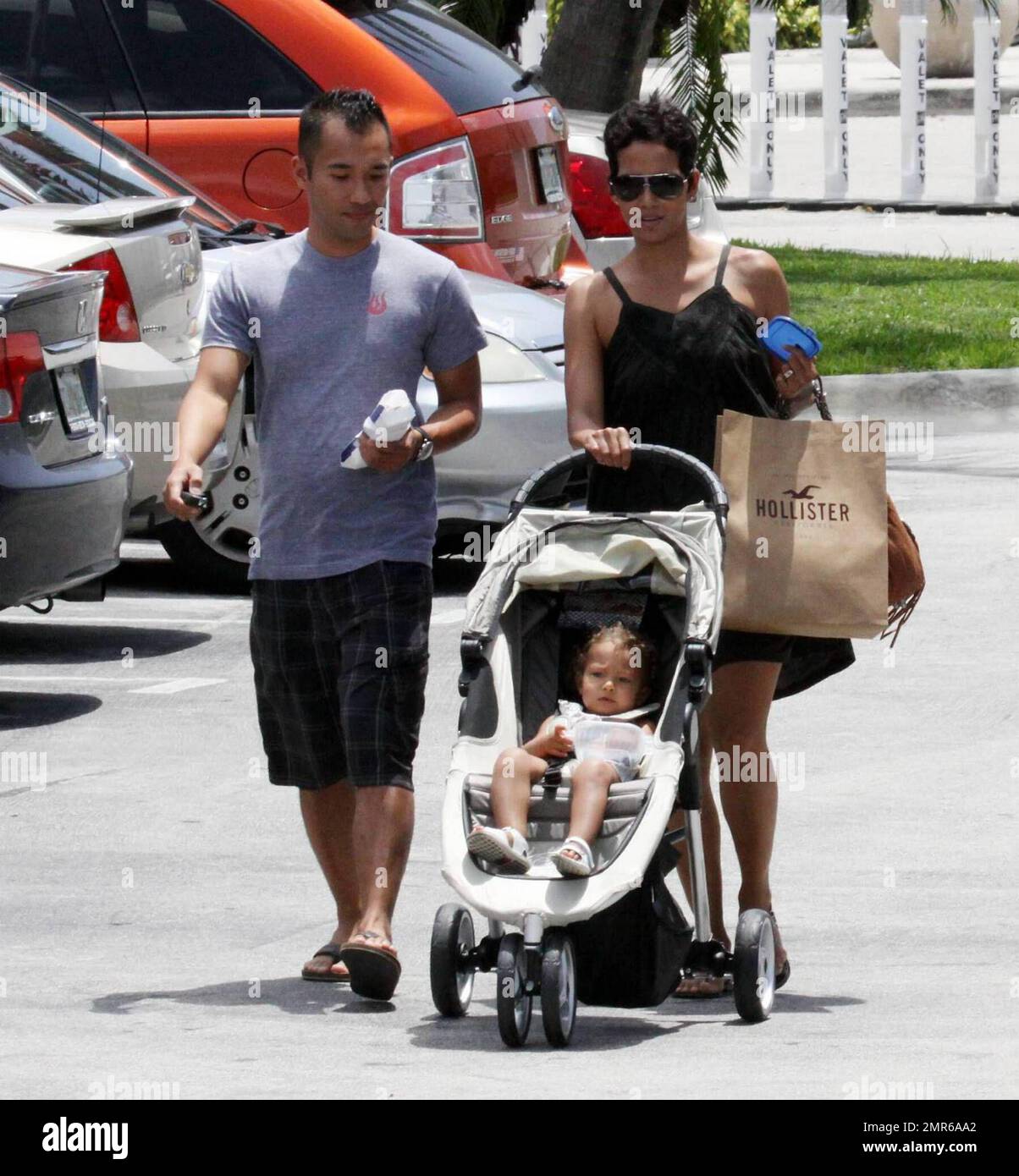 EXCLUSIF !! Halle Berry a pris sa fille Nahla pour une frénésie de shopping  au centre commercial Aventura Mall avec un ami. Nahla, âgée de seize mois,  a dormi pendant la majeure