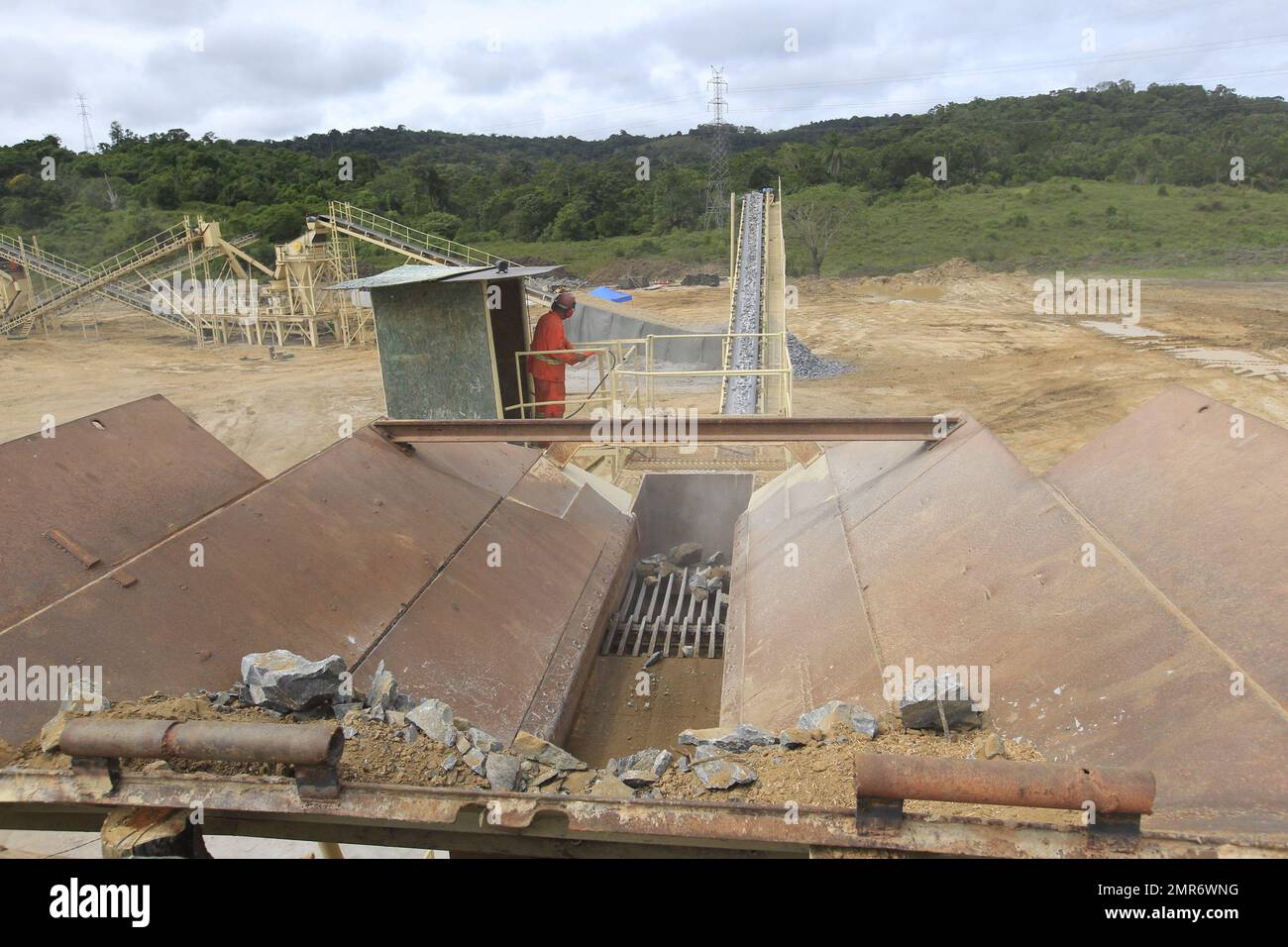 ilheus, bahia, brésil - 23 mai 2022 : machine de broyage de pierres pour la production de gravier sur un chantier de construction dans la ville d'Ilheus. Banque D'Images