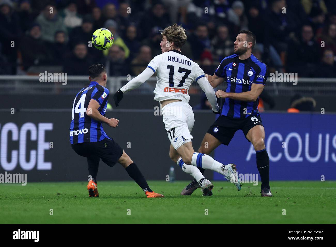 Rasmus Hojlund d'Atalanta BC contrôle le ballon pendant le match quart-finale de Coppa Italia entre le FC Internazionale et Atalanta BC au Stadio Giuseppe Meazza sur 31 janvier 2023 à Milan Italie . Banque D'Images