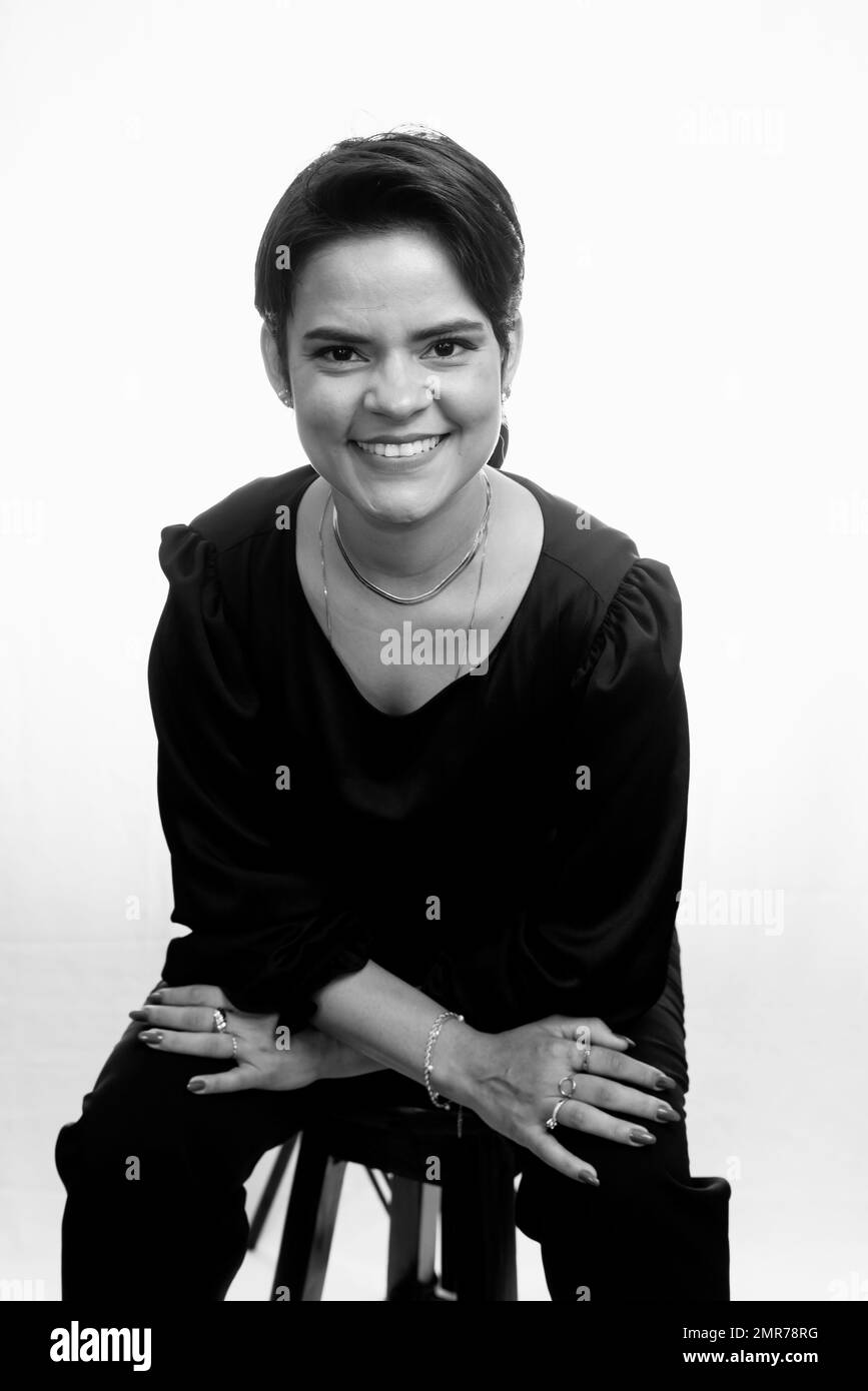 Portrait noir et blanc d'une belle femme d'affaires. Isolé sur fond blanc. Banque D'Images