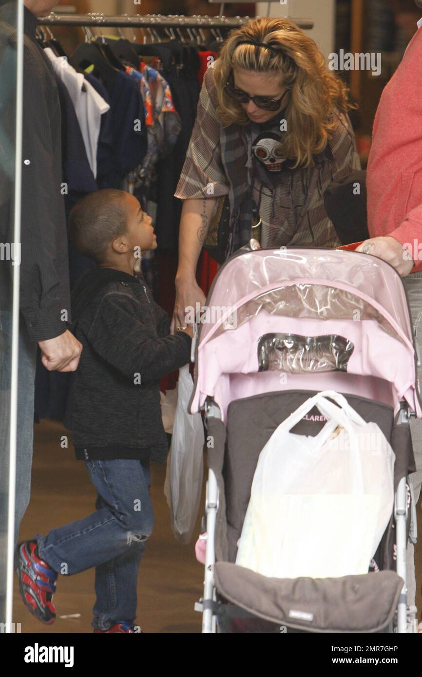 Heidi Klum, modèle haut de gamme, visite le centre commercial Grove avec sa mère Erna et son père Gunther, où ils ont marché avec les enfants de Heidi, la fille Leni, les fils Henry et Johan et la jolie fille Lou, qui portait de mignons lederhosen. Pendant leur voyage, Heidi a également fait quelques achats de vêtements. Los Angeles, Californie. 03/19/11. Banque D'Images