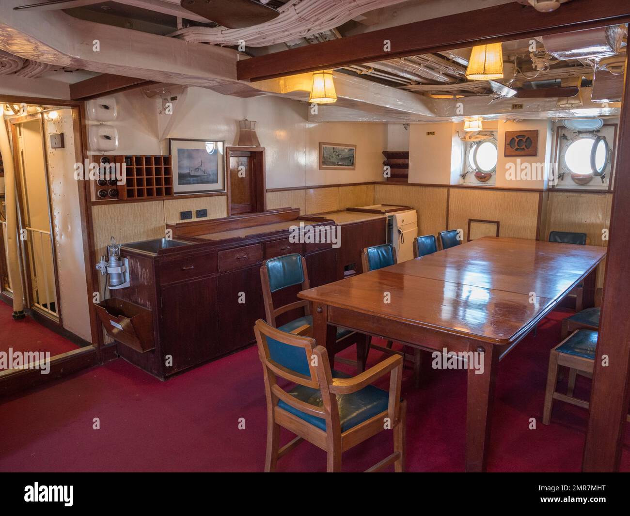 Des officiers se mêle au HMS cavalier (D73/R73), un destroyer de classe C exposé dans le chantier naval historique de Chatham, Kent, Royaume-Uni. Banque D'Images