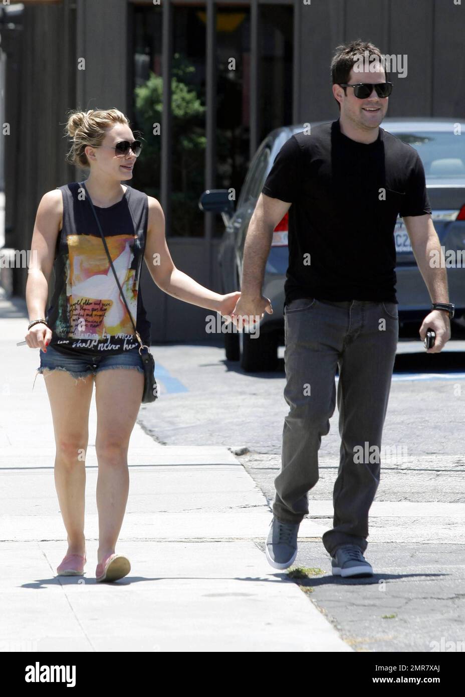 Hilary Duff portant un short en denim Daisy Dukes et son mari Mike Comrie marchent main dans la main après avoir déjeuné au restaurant Mo's à Toluca Lake. 7/2/2011 Banque D'Images