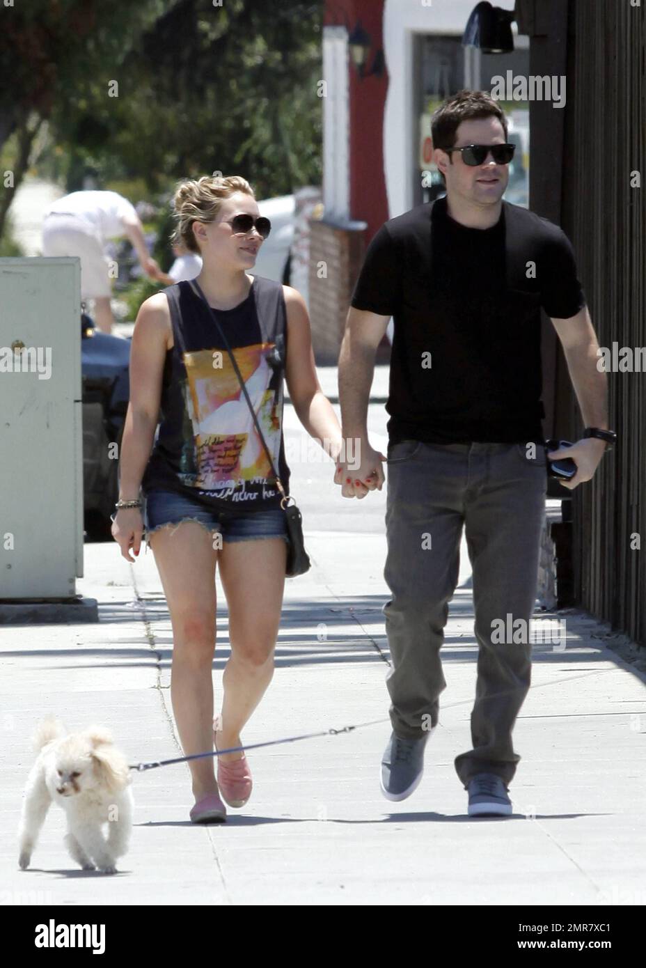 Hilary Duff portant un short en denim Daisy Dukes et son mari Mike Comrie marchent main dans la main après avoir déjeuné au restaurant Mo's à Toluca Lake. 7/2/2011 Banque D'Images