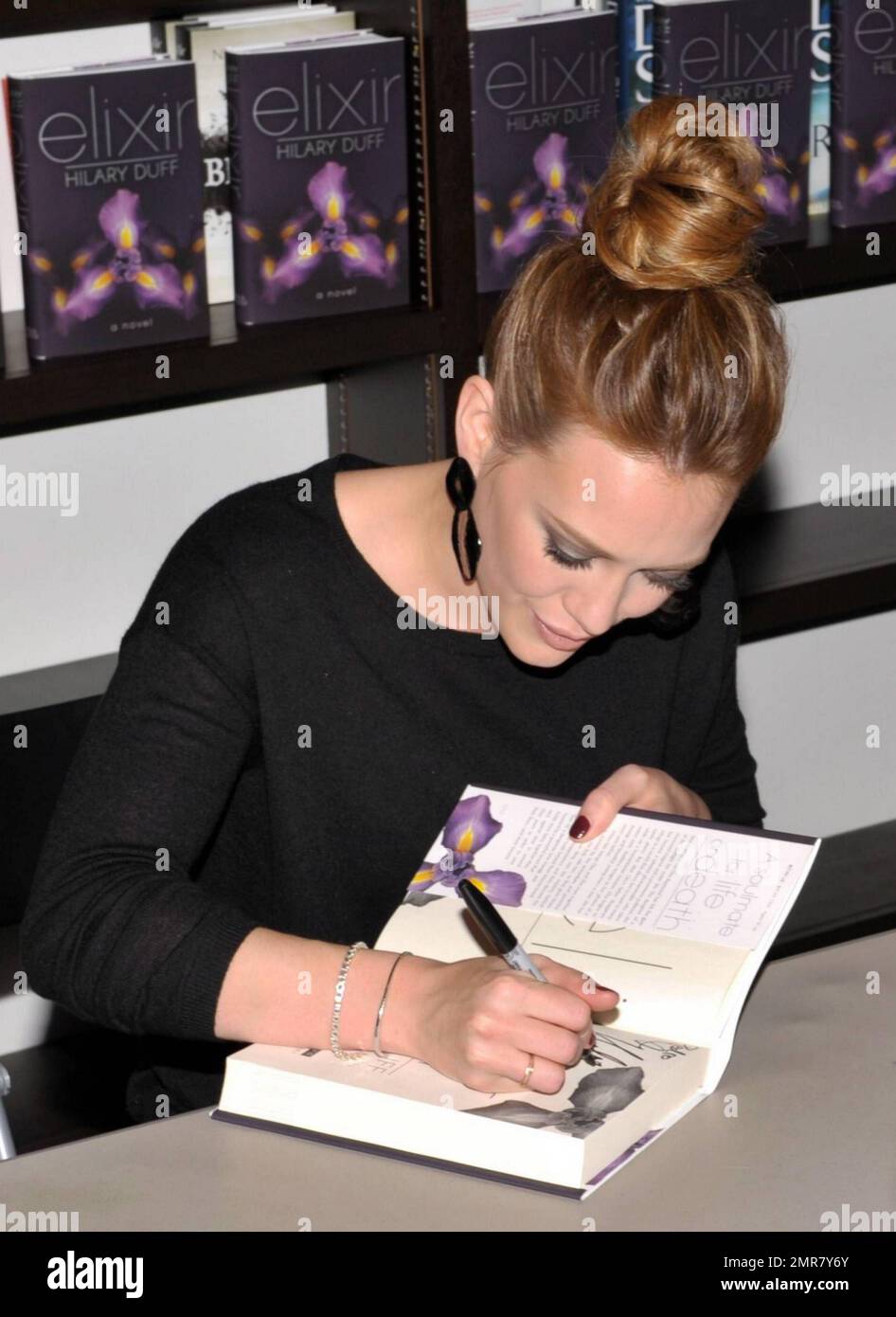 Vêtu d'un haut noir et d'un pantalon en cuir à motif camouflage, l'actrice Hilary Duff enchante une foule de fans en signant des copies de son nouveau livre « Elixir » au livre Books & Books in the Bal Harbour Shops à Bal Harbour, en Floride. 10/15/10. Banque D'Images