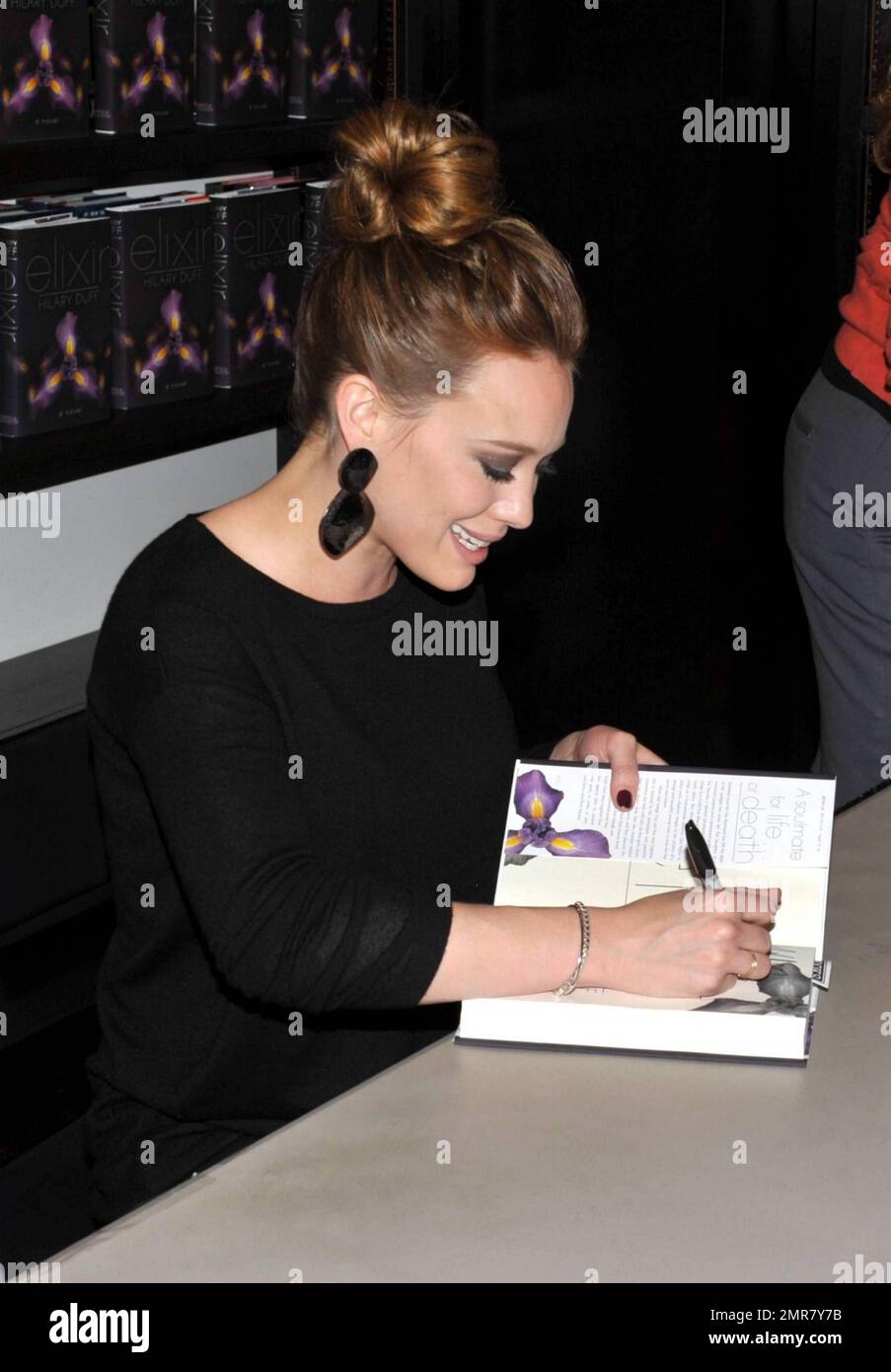 Vêtu d'un haut noir et d'un pantalon en cuir à motif camouflage, l'actrice Hilary Duff enchante une foule de fans en signant des copies de son nouveau livre « Elixir » au livre Books & Books in the Bal Harbour Shops à Bal Harbour, en Floride. 10/15/10. Banque D'Images