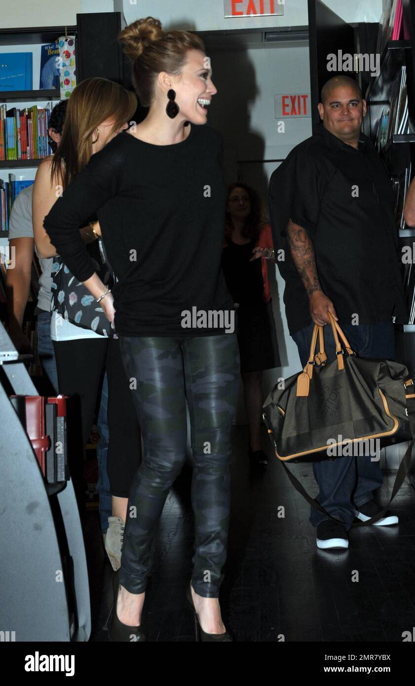 Vêtu d'un haut noir et d'un pantalon en cuir à motif camouflage, l'actrice Hilary Duff enchante une foule de fans en signant des copies de son nouveau livre « Elixir » au livre Books & Books in the Bal Harbour Shops à Bal Harbour, en Floride. 10/15/10. Banque D'Images