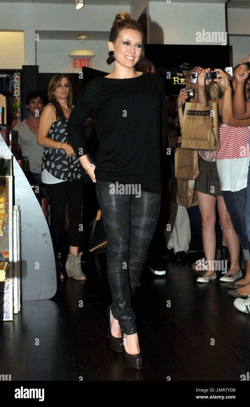 Vêtu d'un haut noir et d'un pantalon en cuir à motif camouflage, l'actrice Hilary Duff enchante une foule de fans en signant des copies de son nouveau livre « Elixir » au livre Books & Books in the Bal Harbour Shops à Bal Harbour, en Floride. 10/15/10. Banque D'Images