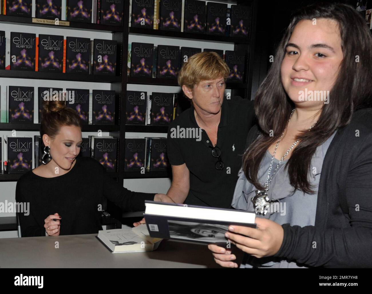 Vêtu d'un haut noir et d'un pantalon en cuir à motif camouflage, l'actrice Hilary Duff enchante une foule de fans en signant des copies de son nouveau livre « Elixir » au livre Books & Books in the Bal Harbour Shops à Bal Harbour, en Floride. 10/15/10. Banque D'Images