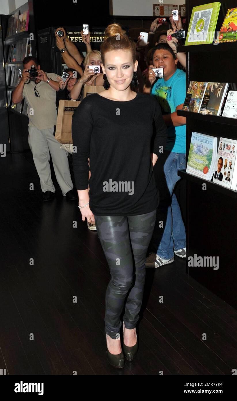 Vêtu d'un haut noir et d'un pantalon en cuir à motif camouflage, l'actrice Hilary Duff enchante une foule de fans en signant des copies de son nouveau livre « Elixir » au livre Books & Books in the Bal Harbour Shops à Bal Harbour, en Floride. 10/15/10. Banque D'Images