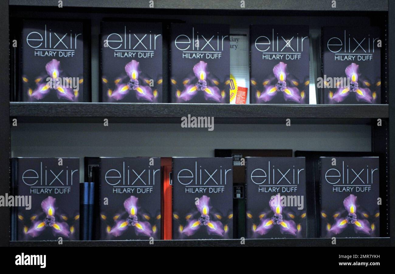 Vêtu d'un haut noir et d'un pantalon en cuir à motif camouflage, l'actrice Hilary Duff enchante une foule de fans en signant des copies de son nouveau livre « Elixir » au livre Books & Books in the Bal Harbour Shops à Bal Harbour, en Floride. 10/15/10. Banque D'Images