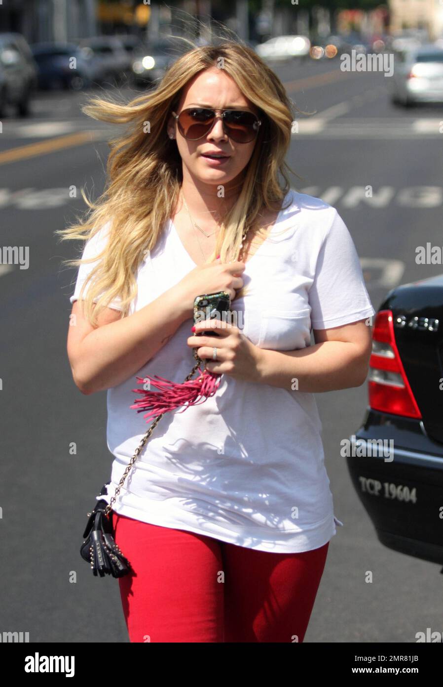 Hilary Duff porte un haut blanc et un pantalon rouge tendance pendant les  courses à Beverly Hills, CA. 10th septembre 2012 Photo Stock - Alamy