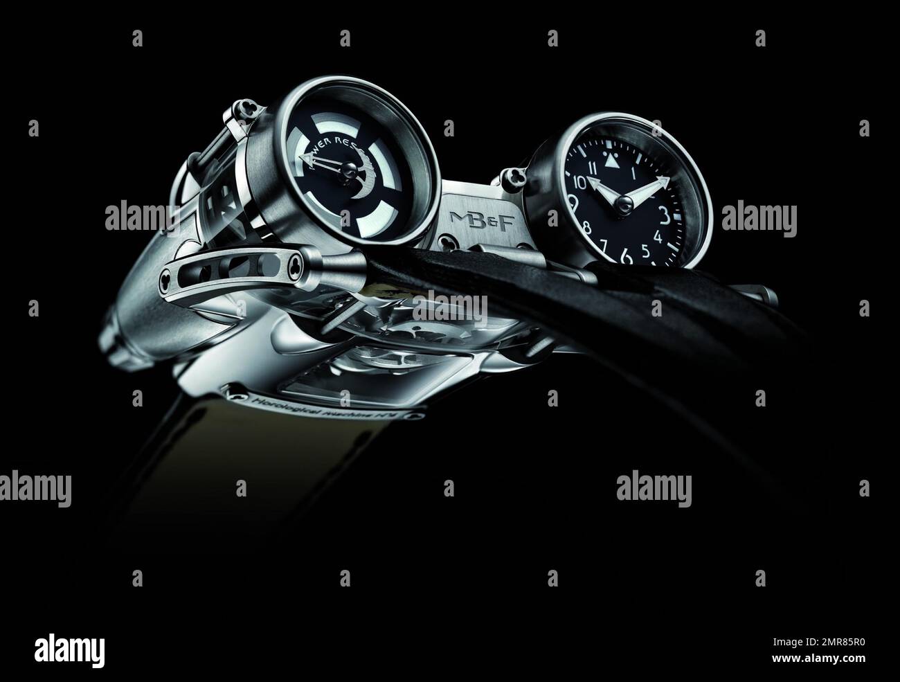 La montre-bracelet a été transformée et coûte cher ! MB&F, fabricant de montres haut de gamme, a lancé la Thunderbolt HM4, un moteur à jet exceptionnel, à un prix impressionnant de 158 000 $. Loin de la montre-bracelet traditionnelle, la HM4 Thunderbolt (ou horological machine No 4 Thunderbolt) dispose de deux cadrans montés sur deux sections en forme de moteur de jet de l'étui, l'un indiquant le temps et l'autre indiquant la réserve d'alimentation. La section saphir saisissante du boîtier qui révèle la micromécanique complexe et dynamique dans, nécessite plus de 100 heures d'usinage et de polissage pour devenir un Banque D'Images