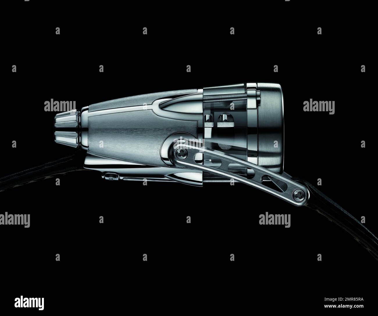 La montre-bracelet a été transformée et coûte cher ! MB&F, fabricant de montres haut de gamme, a lancé la Thunderbolt HM4, un moteur à jet exceptionnel, à un prix impressionnant de 158 000 $. Loin de la montre-bracelet traditionnelle, la HM4 Thunderbolt (ou horological machine No 4 Thunderbolt) dispose de deux cadrans montés sur deux sections en forme de moteur de jet de l'étui, l'un indiquant le temps et l'autre indiquant la réserve d'alimentation. La section saphir saisissante du boîtier qui révèle la micromécanique complexe et dynamique dans, nécessite plus de 100 heures d'usinage et de polissage pour devenir un Banque D'Images
