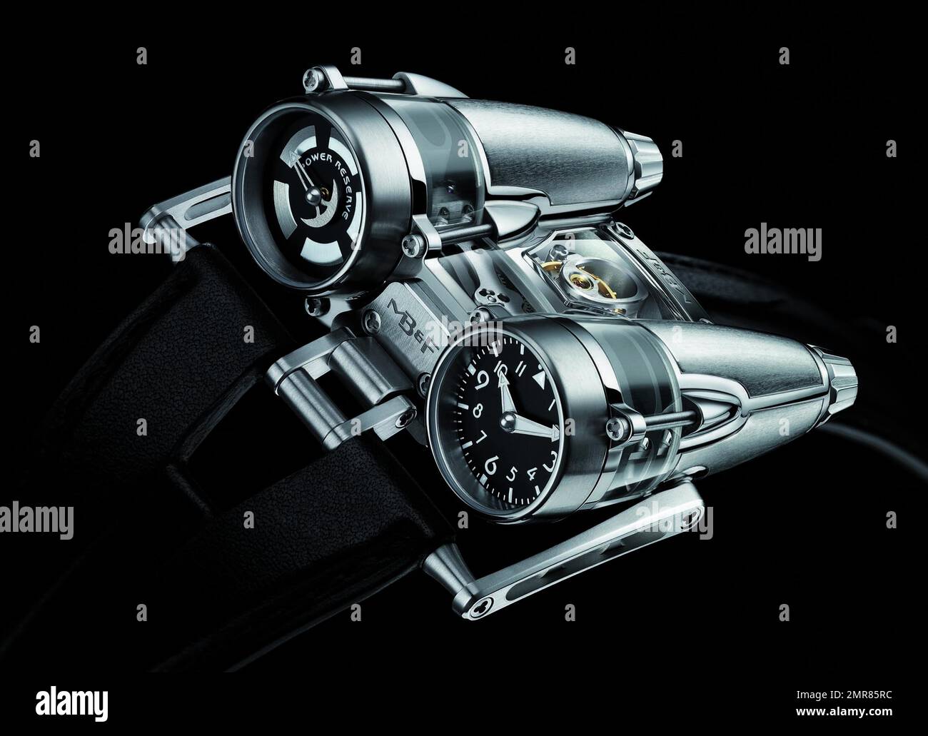 La montre-bracelet a été transformée et coûte cher ! MB&F, fabricant de montres haut de gamme, a lancé la Thunderbolt HM4, un moteur à jet exceptionnel, à un prix impressionnant de 158 000 $. Loin de la montre-bracelet traditionnelle, la HM4 Thunderbolt (ou horological machine No 4 Thunderbolt) dispose de deux cadrans montés sur deux sections en forme de moteur de jet de l'étui, l'un indiquant le temps et l'autre indiquant la réserve d'alimentation. La section saphir saisissante du boîtier qui révèle la micromécanique complexe et dynamique dans, nécessite plus de 100 heures d'usinage et de polissage pour devenir un Banque D'Images