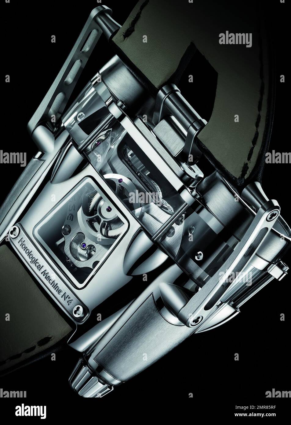 La montre-bracelet a été transformée et coûte cher ! MB&F, fabricant de montres haut de gamme, a lancé la Thunderbolt HM4, un moteur à jet exceptionnel, à un prix impressionnant de 158 000 $. Loin de la montre-bracelet traditionnelle, la HM4 Thunderbolt (ou horological machine No 4 Thunderbolt) dispose de deux cadrans montés sur deux sections en forme de moteur de jet de l'étui, l'un indiquant le temps et l'autre indiquant la réserve d'alimentation. La section saphir saisissante du boîtier qui révèle la micromécanique complexe et dynamique dans, nécessite plus de 100 heures d'usinage et de polissage pour devenir un Banque D'Images