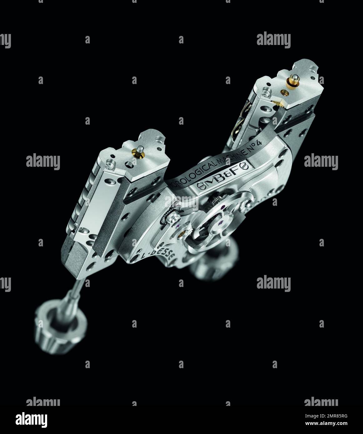 La montre-bracelet a été transformée et coûte cher ! MB&F, fabricant de montres haut de gamme, a lancé la Thunderbolt HM4, un moteur à jet exceptionnel, à un prix impressionnant de 158 000 $. Loin de la montre-bracelet traditionnelle, la HM4 Thunderbolt (ou horological machine No 4 Thunderbolt) dispose de deux cadrans montés sur deux sections en forme de moteur de jet de l'étui, l'un indiquant le temps et l'autre indiquant la réserve d'alimentation. La section saphir saisissante du boîtier qui révèle la micromécanique complexe et dynamique dans, nécessite plus de 100 heures d'usinage et de polissage pour devenir un Banque D'Images