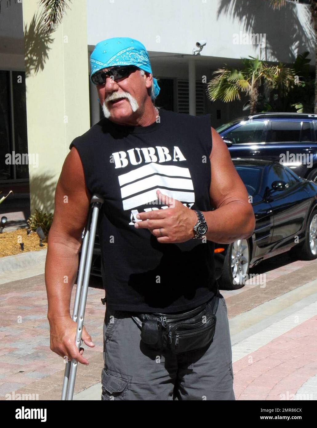 Exclusif !! Hulk Hogan et sa jeune amie Jennifer McDaniel partent pour  Calle Ocho. Hogan a déclaré qu'il a mieux besoin après une chirurgie du dos  malgré l'utilisation de béquilles. Sa fille