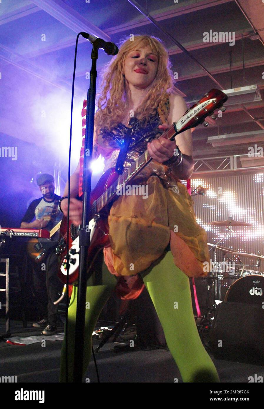 Courtney Love, vêtu d'une tenue colorée comprenant des chaussures en satin rouge et des collants verts, se produit avec son groupe Hole au Perez Hilton 2010 SXSW Party at the Whitley. Austin, Texas. 3/20/10. . Banque D'Images
