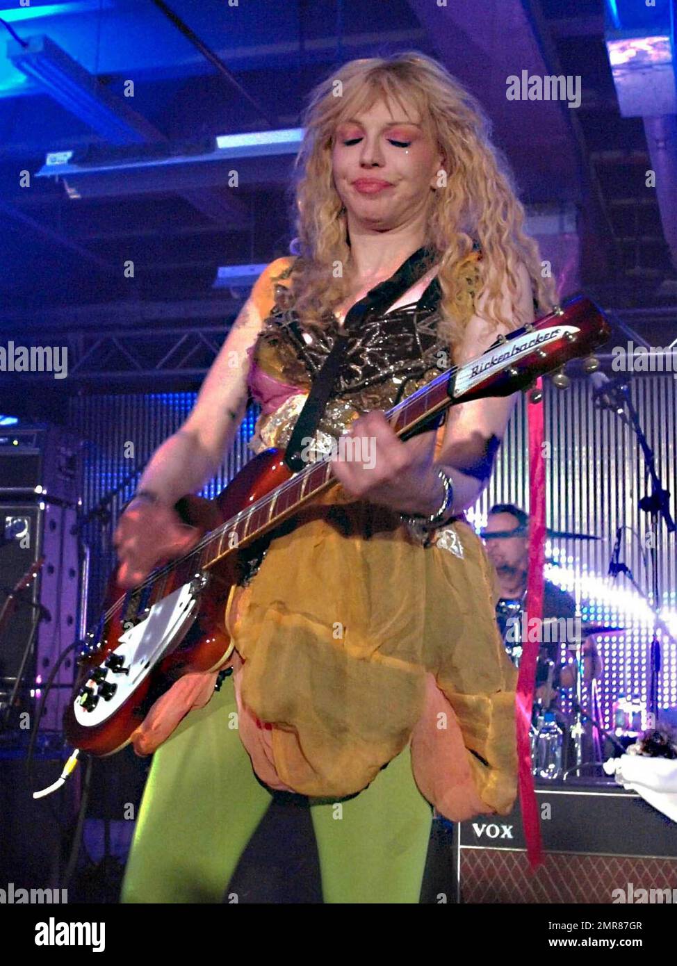 Courtney Love, vêtu d'une tenue colorée comprenant des chaussures en satin rouge et des collants verts, se produit avec son groupe Hole au Perez Hilton 2010 SXSW Party at the Whitley. Austin, Texas. 3/20/10. . Banque D'Images