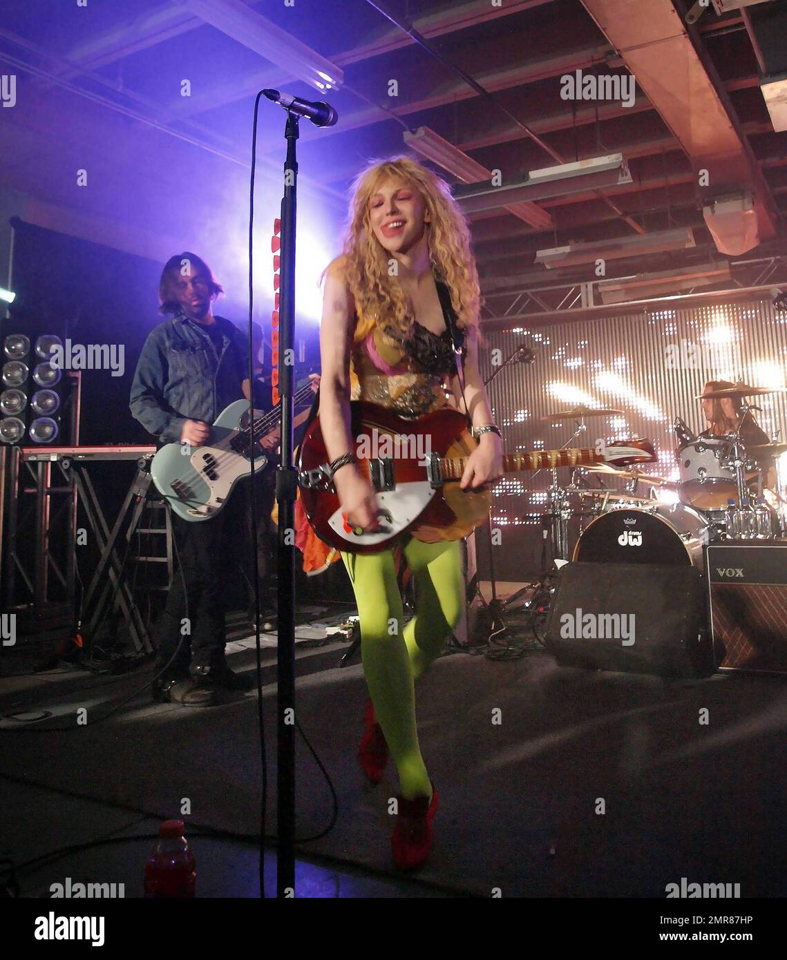 Courtney Love, vêtu d'une tenue colorée, se produit avec son groupe Hole à la fête SXSW 2010 du Perez Hilton au Whitley. Austin, Texas. 3/20/10. . Banque D'Images