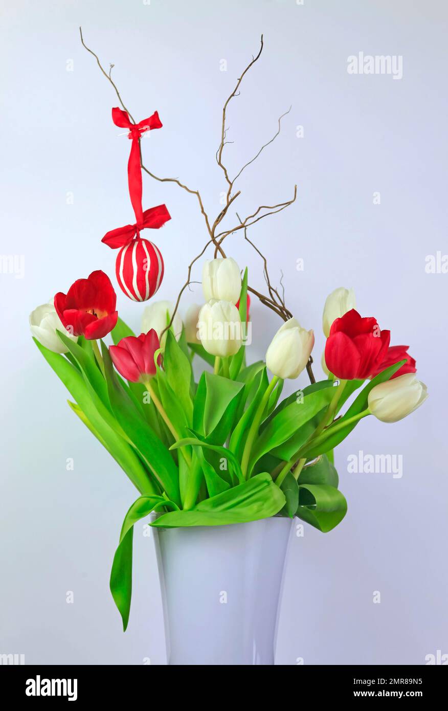 Bouquet de tulipes avec oeuf de Pâques, Dresde, Saxe Banque D'Images