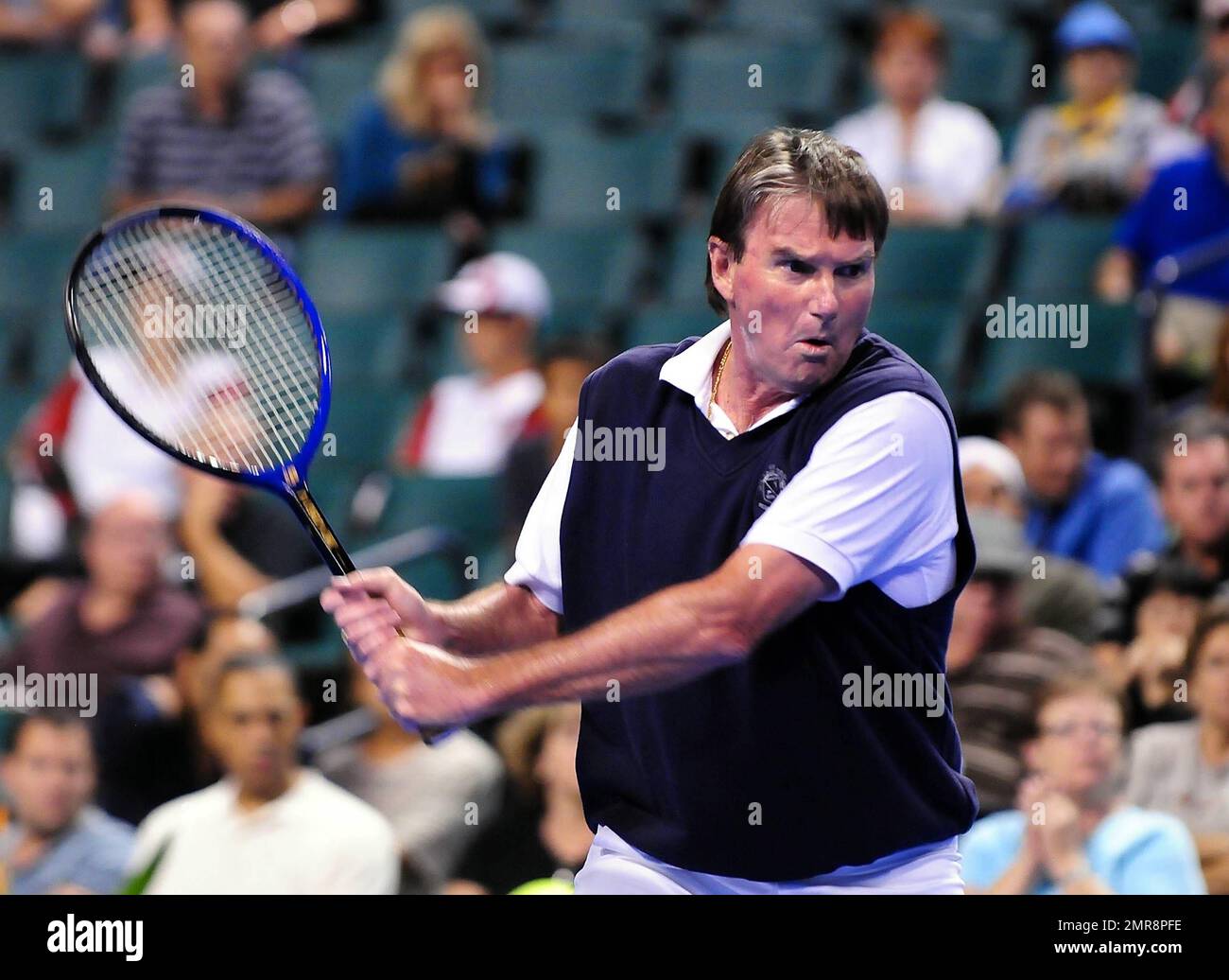 Jimmy Connors joue contre Jim Courier lors de la coupe de tennis HSBC au BankAtlantic Center de Sunrise, FL. 22nd septembre 2011. Banque D'Images