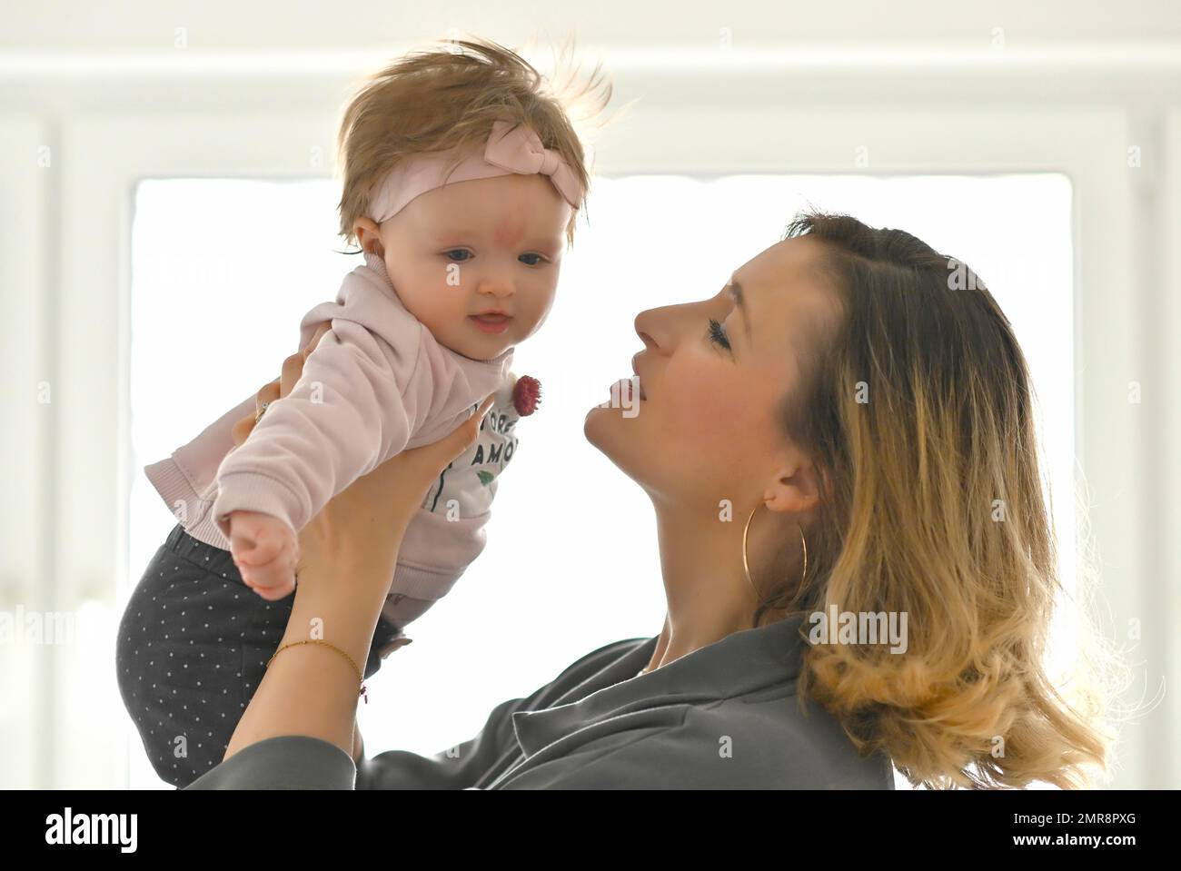 Mère avec fille, bébé, enfant, fille, 5 mois, Bade-Wurtemberg, Allemagne, Europe Banque D'Images