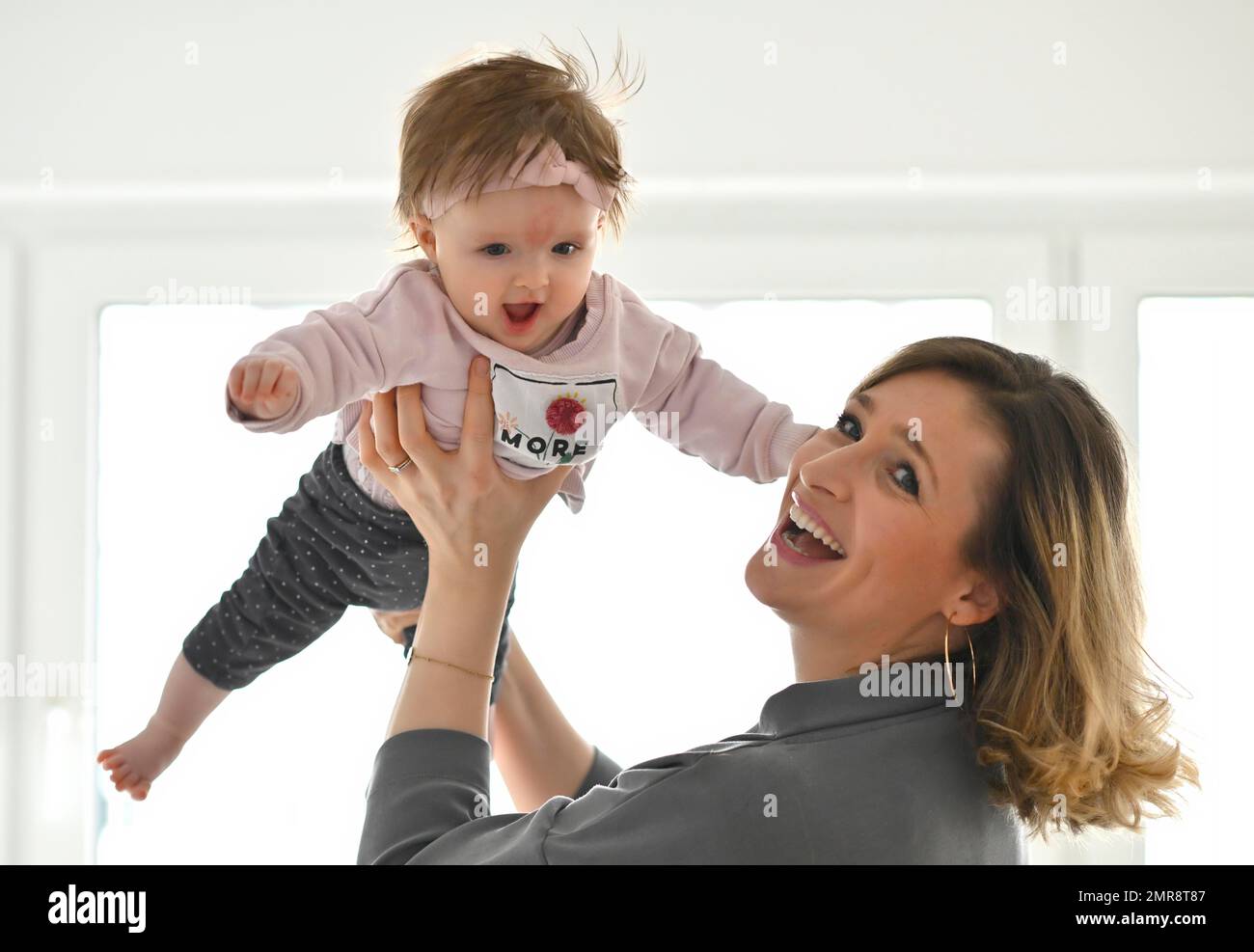 Mère avec fille, bébé, enfant, fille, 5 mois, Bade-Wurtemberg, Allemagne, Europe Banque D'Images