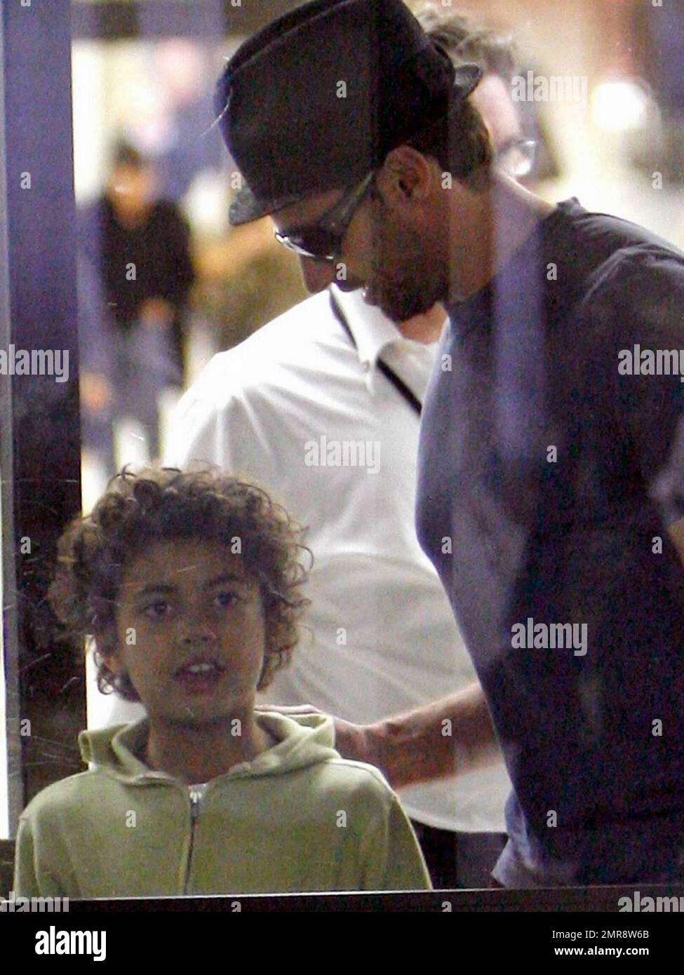 Hugh Jackman et son fils Oscar Maximillian arrivent à l'aéroport international de Los Angeles après un vol de New York. Les deux sont accueillis par leur chauffeur qui salue chacun chaleureusement avec un câlin. Los Angeles, CA, 6/5/09. . Banque D'Images