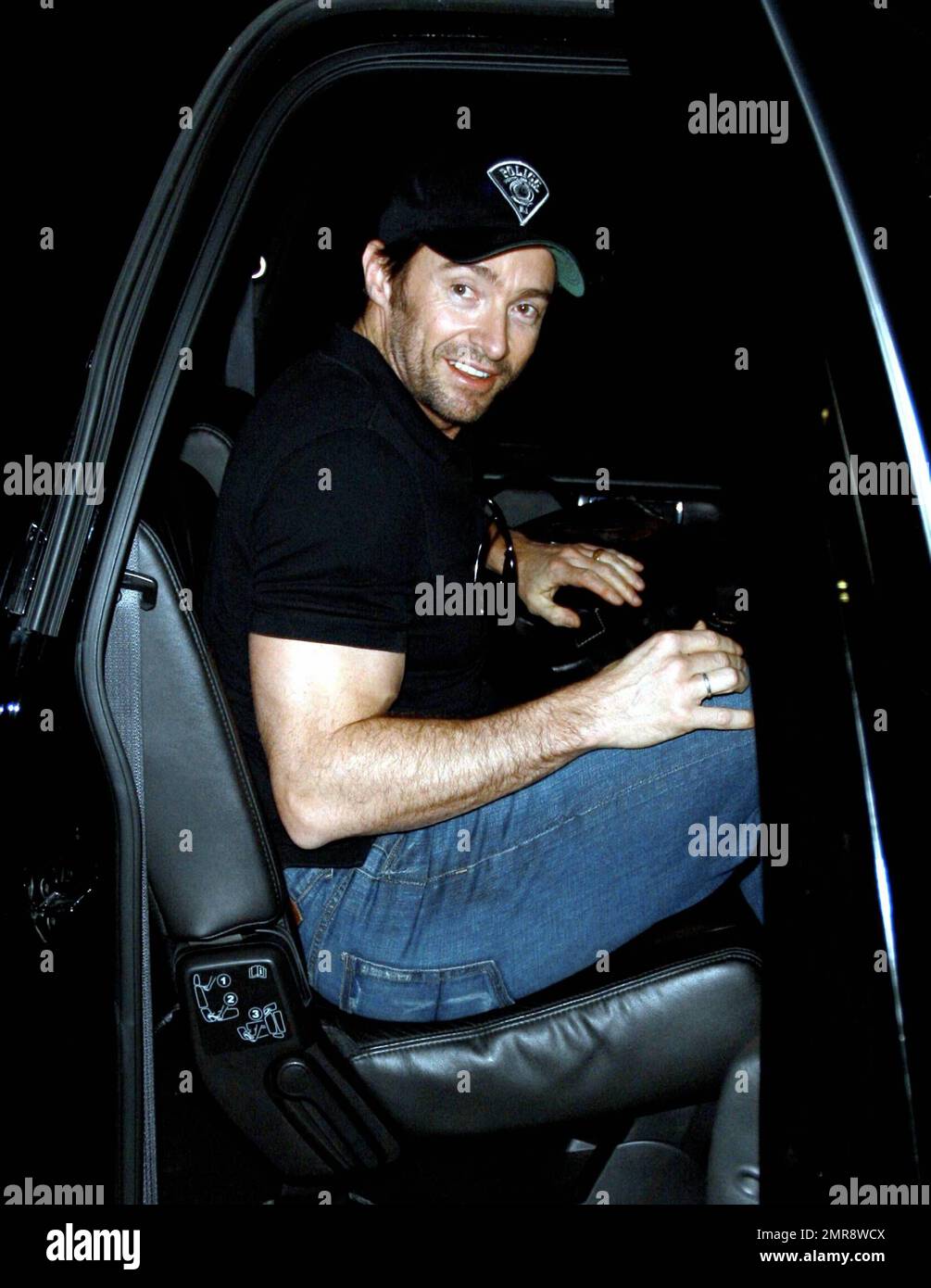 Hugh Jackman est dans l'esprit élevé comme il arrive à LAX avec une  casquette de baseball de police. L'acteur « X Men » présente à Hollywood  les prix convoités du People's Choice.