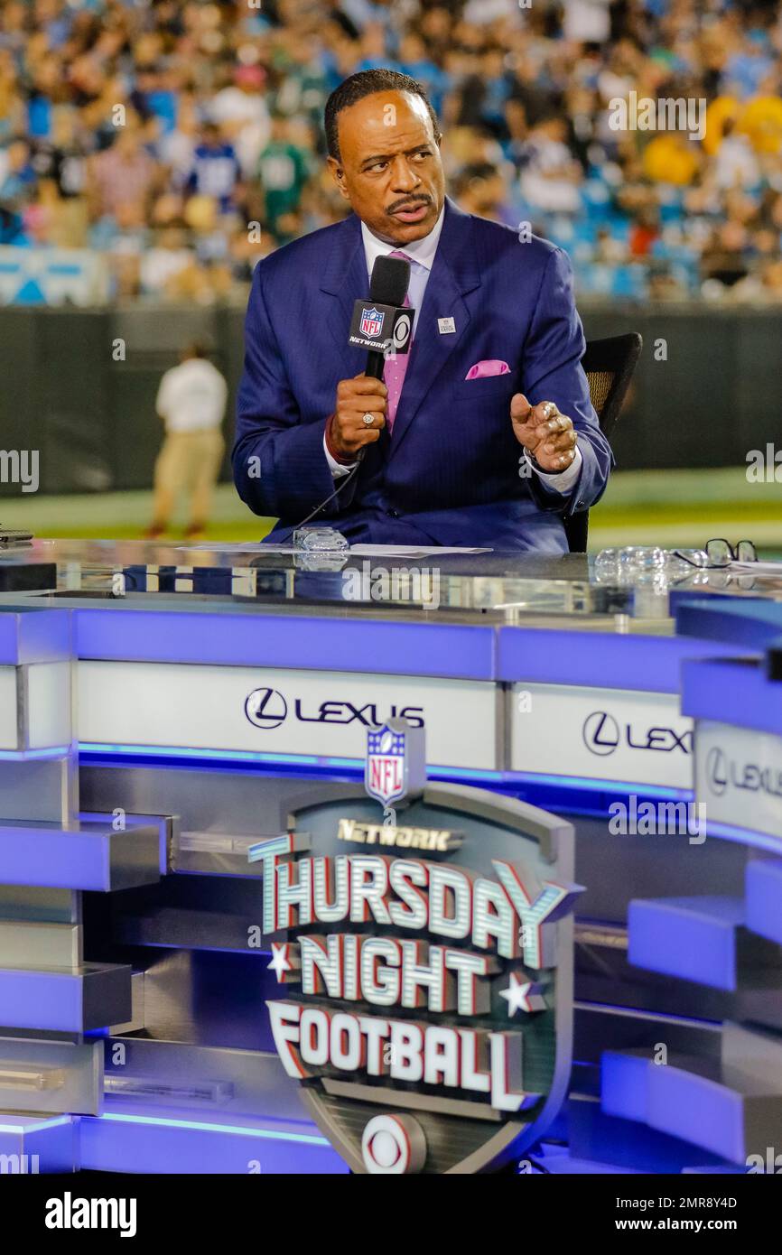 Thursday Night Football host James Brown makes a point during halftime of an NFL football game between the Philadelphia Eagles and Carolina Panthers in Charlotte, N.C., Thursday, Oct. 12, 2017. The Eagles won 28-23. (AP Photo/Bob Leverone) Banque D'Images