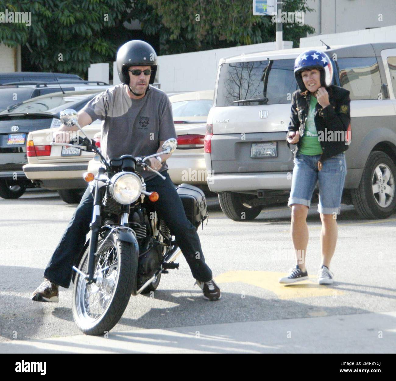 Exclusif !! Hugh Laurie et son épouse JO passent un peu de temps ensemble à  faire un tour sur la moto Triumph vintage de Laurie. L'année dernière, des  rapports ont révélé que
