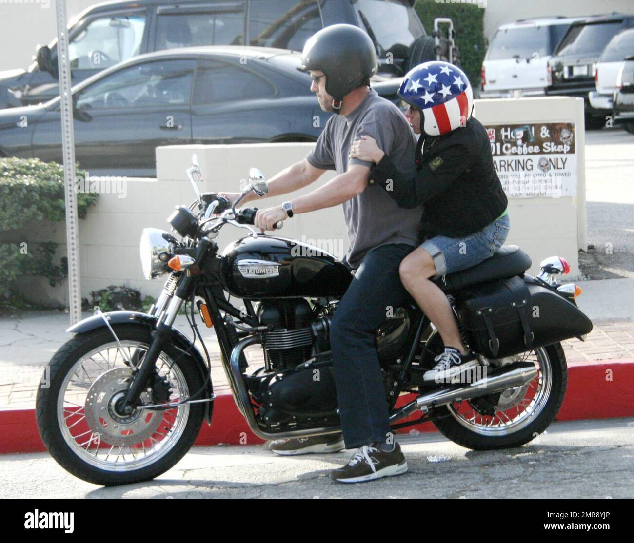 Exclusif !! Hugh Laurie et son épouse JO passent un peu de temps ensemble à  faire un tour sur la moto Triumph vintage de Laurie. L'année dernière, des  rapports ont révélé que