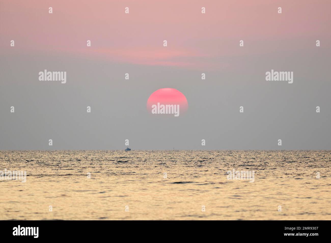 Lever de soleil sur la côte de San Stefano al Mare, Ligurie, Italie, Europe Banque D'Images