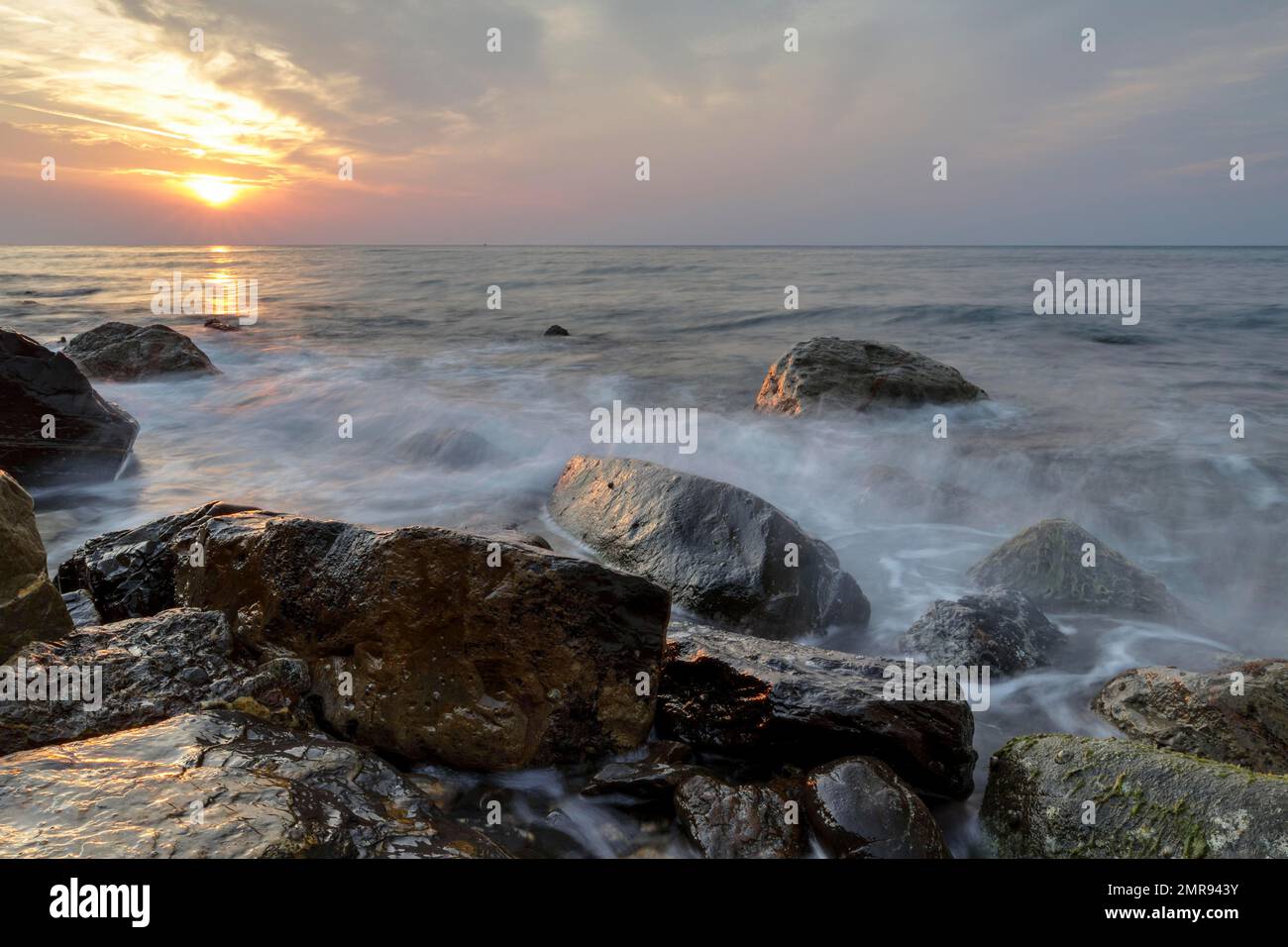 Longue exposition à la mer, lever du soleil sur la côte de San Stefano al Mare, Ligurie, Italie Banque D'Images