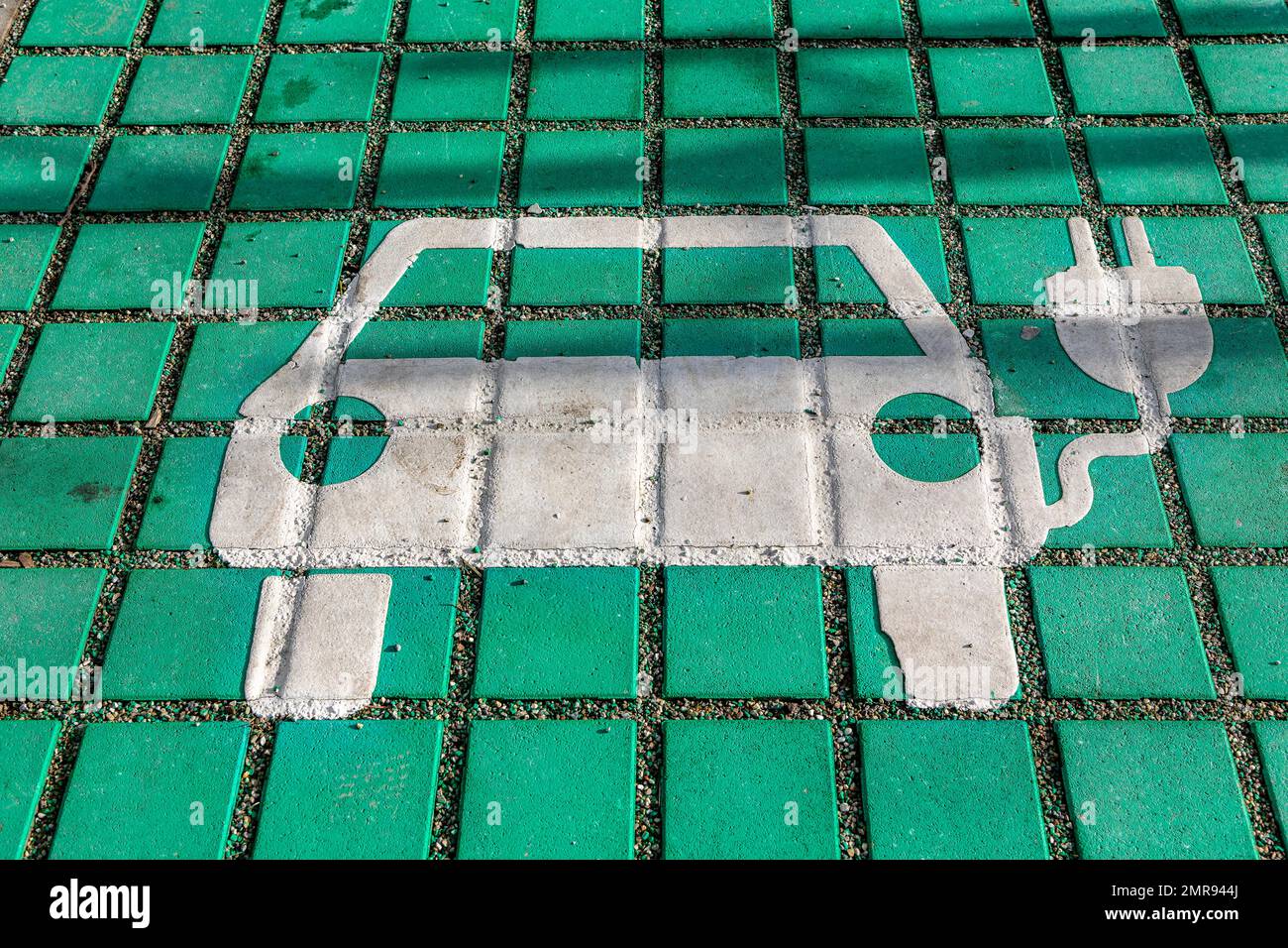 Symbole de véhicule électrique à la station de charge des véhicules électriques au bureau de district d'Erding, Bavière, Allemagne, Europe Banque D'Images