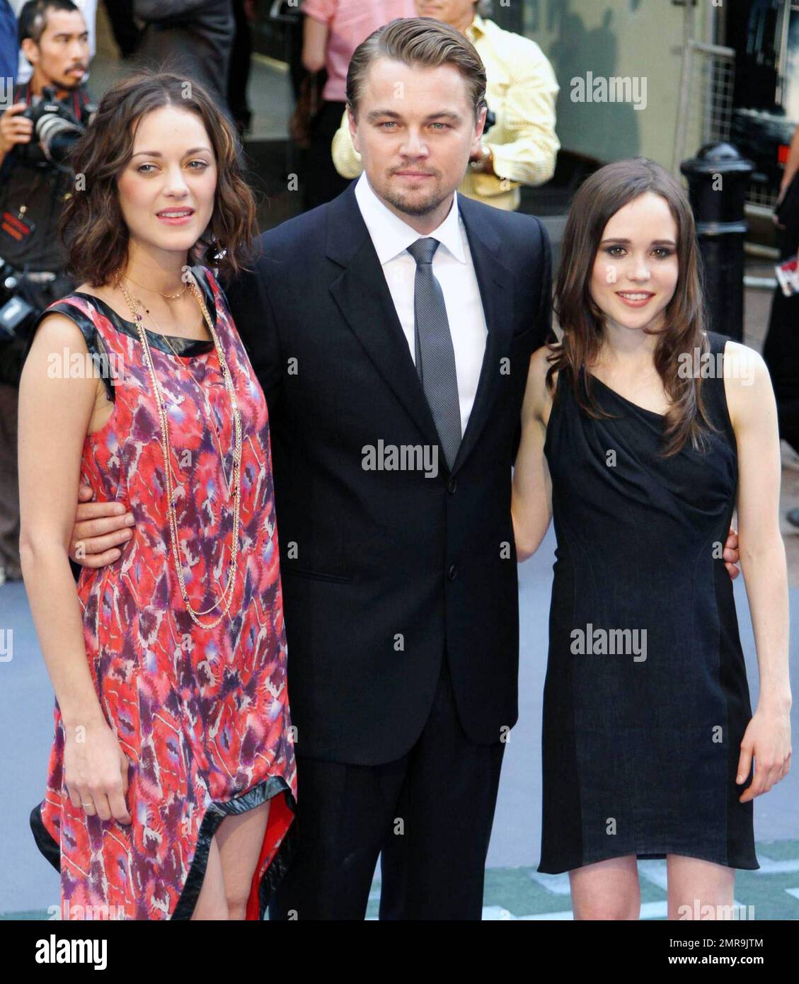 Leonardo DiCaprio accompagne ses belles costars Marion Cotillard et Ellen page sur le tapis rouge pour la première britannique du nouveau film Warner Brothers « Inception » qui s'est tenu à Odeon Leicester Square. Le très attendu thriller d'action de science-fiction est dirigé par Christopher Nolan de la renommée « Batman commence » et « The Dark Knight ». « Inception » est prévu pour les cinémas britanniques et nord-américains et IMAX sur 16 juillet et dans toute l'Europe en juillet et août. Londres, Royaume-Uni. 07/08/10. . Banque D'Images