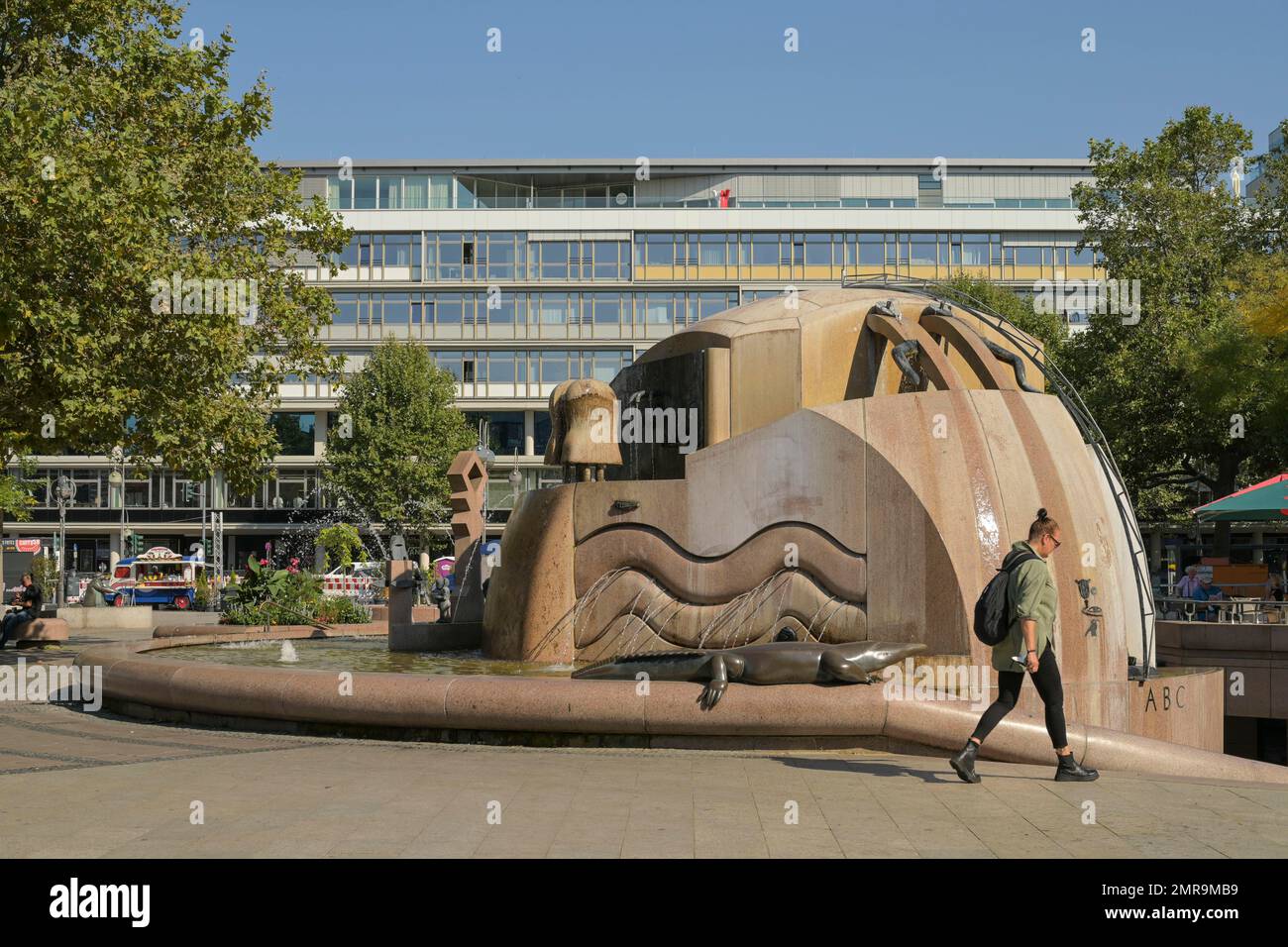 Fontaine du globe, Breitscheidplatz, Charlottenburg, Berlin, Allemagne, Europe Banque D'Images