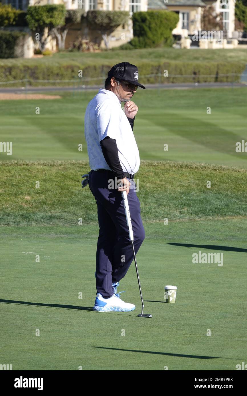 Pebble Beach, Californie, États-Unis. 31st janvier 2023. Michael Pena, acteur d'Hollywood, pratique avant l'ÉVÉNEMENT de golf AT&T Pro-Am 2023 du PGA Tour. Ici, dans le célèbre bunker de 18th à Pebble Beach Links Credit: Motofoto/Alay Live News Banque D'Images