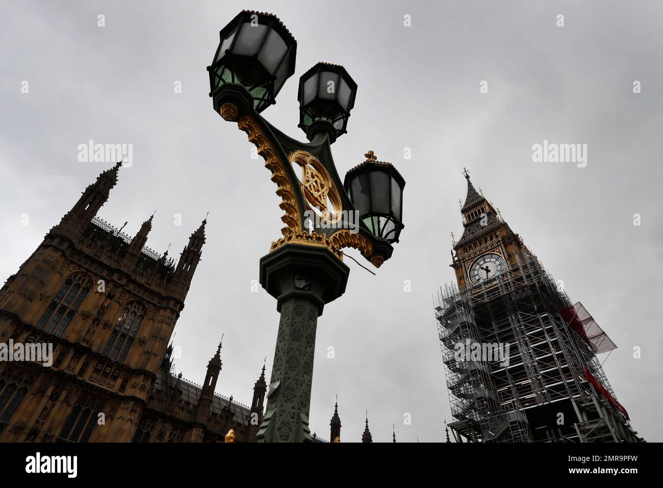 Scaffolding stands around the London landmark Big Ben, almost up to the clock face, in London, Wednesday, Oct. 11, 2017. A programme of essential works to conserve the Elizabeth Tower, the Great Clock and the Great Bell, also known as Big Ben is now estimated at 61 million pound as opposed to 29 million pound as estimated in spring 2016. (AP Photo/Kirsty Wigglesworth) Banque D'Images