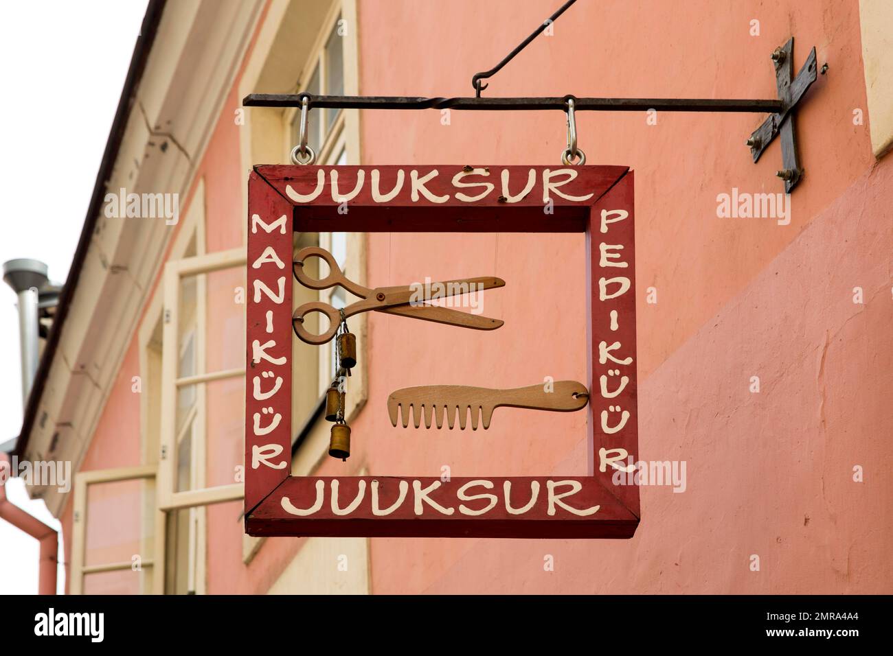 Panneau du salon de coiffure, vieille ville, Tallinn, Estonie, Tallinn, Estonie, Europe Banque D'Images