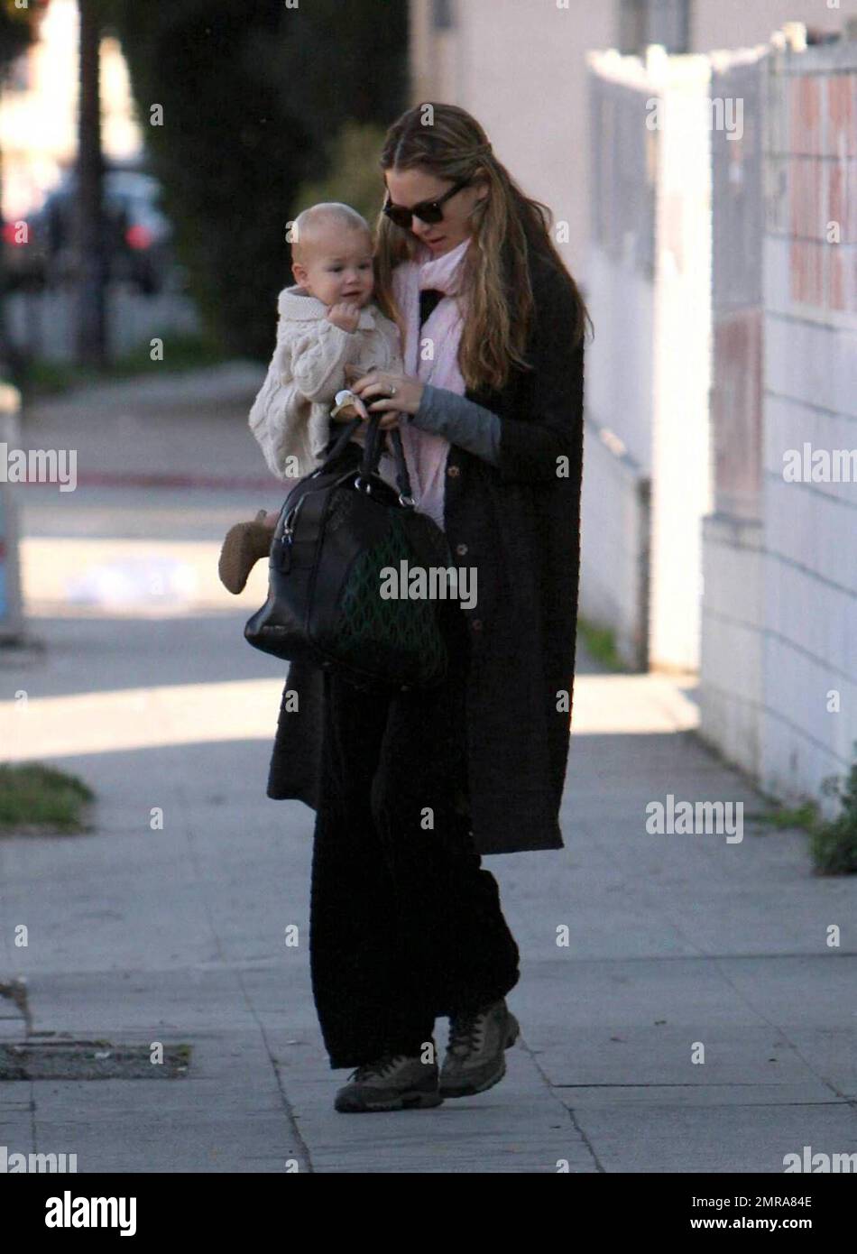 L'actrice australienne Jacinda Barrett joue le rôle de momie en emmenant sa adorable fille de 1 à 1/2 ans, Satine Anais Geraldine Macht, au jardin de Naya, une aire de jeux intérieure pour enfants. Los Angeles, Californie. 1/28/09. Banque D'Images