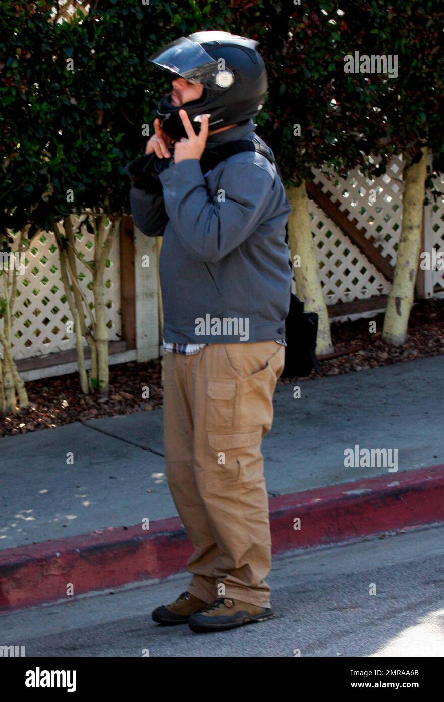 EXCLUSIF !! Jack Osbourne se prépare à partir à bord de sa moto Triumph pendant ses sorties à Los Angeles. Jack permet également à un ami d'essayer le vélo. Los Angeles, Californie. 03/11/10. . Banque D'Images