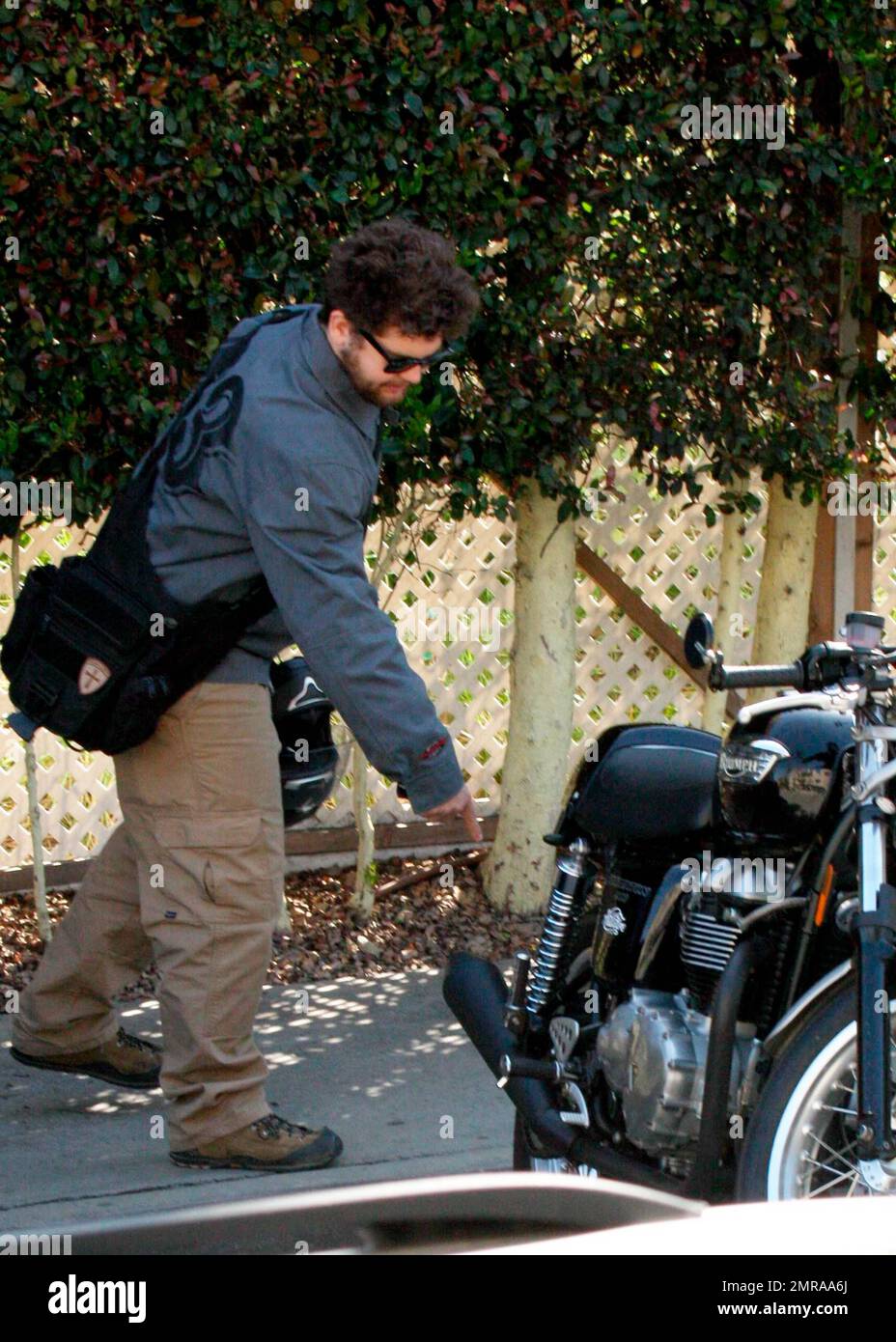 EXCLUSIF !! Jack Osbourne se prépare à partir à bord de sa moto Triumph pendant ses sorties à Los Angeles. Jack permet également à un ami d'essayer le vélo. Los Angeles, Californie. 03/11/10. . Banque D'Images
