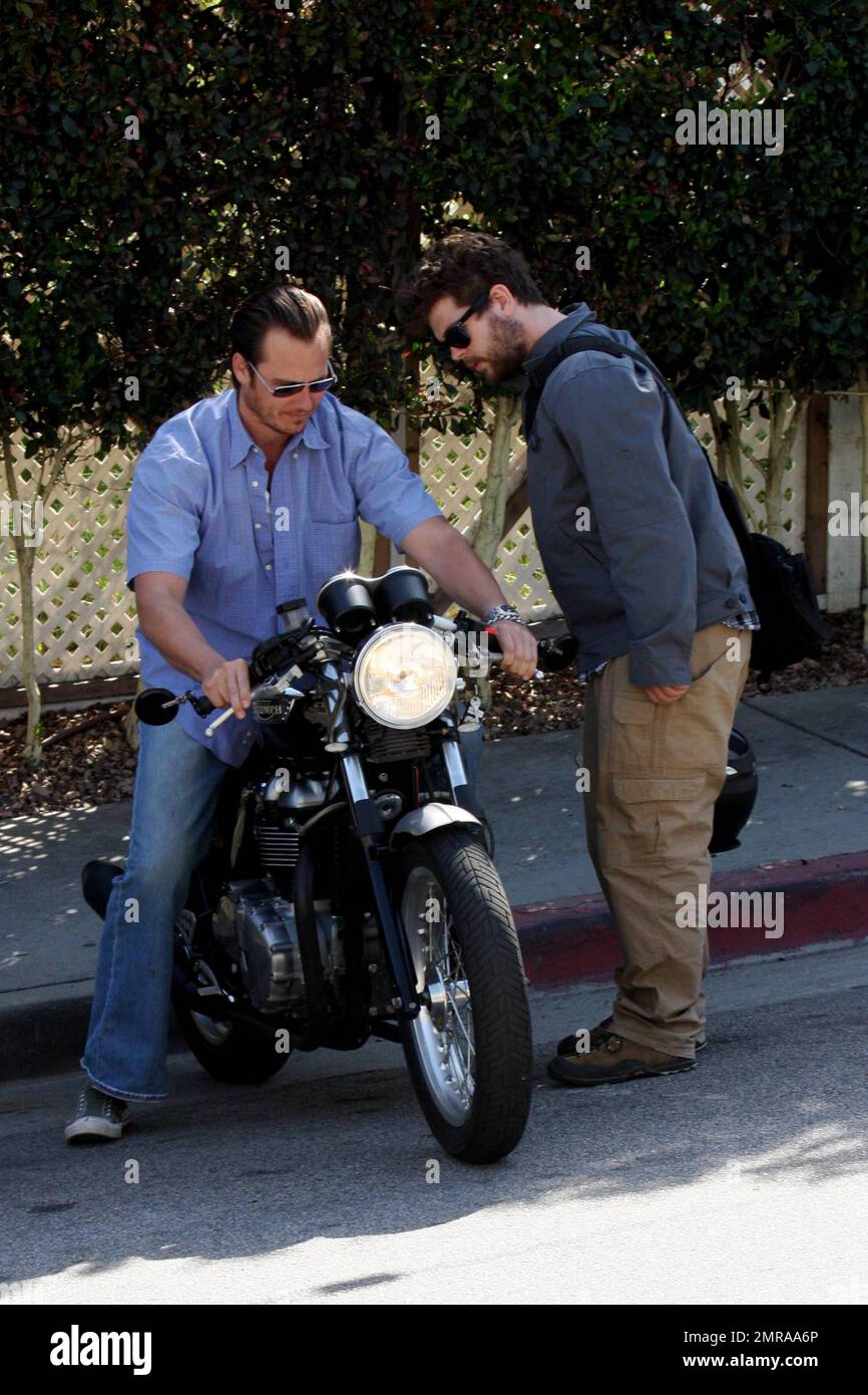 EXCLUSIF !! Jack Osbourne se prépare à partir à bord de sa moto Triumph pendant ses sorties à Los Angeles. Jack permet également à un ami d'essayer le vélo. Los Angeles, Californie. 03/11/10. . Banque D'Images